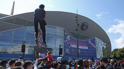 Des milliers de personne attendaient l'arrivée de Lionel Messi devant le Parc des Princes le 11 août 2021.
 (GISELE TELLIER / ANADOLU AGENCY / AFP)