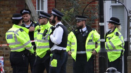 Des policiers britanniques, à Londres, le 15 septembre 2017.&nbsp; (CITIZENSIDE / STAISY MISHCHENKO / AFP)
