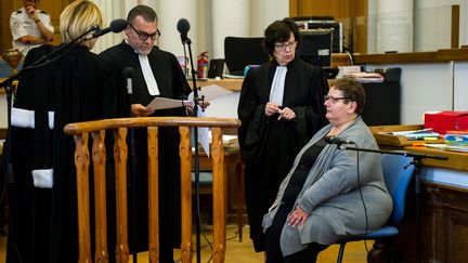 Dominique Cottrez assise (&agrave; droite), au premier jour de son proc&egrave;s, le 25 juin 2015 &agrave; Douai (Nord). (PHILIPPE HUGUEN / AFP)