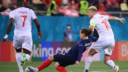 En 2021, après une saison compliquée avec le FC Barcelone, Antoine Griezmann arrive à l’Euro comme leader fatigué. La France sort par la petite porte, éliminée par la Suisse aux tirs aux buts en huitième de finale. (FRANCK FIFE / POOL / AFP)