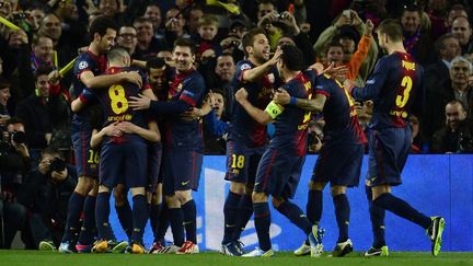 La joie des joueurs barcelonais lors de leur victoire 4-0 contre le Milan AC en 8e de finale de la Ligue des champions, le 12 mars 2013. (JAVIER SORIANO / AFP)