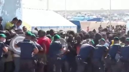 Environ 6 000 migrants sont arrivés au centre d'accueil de l'île de Lampedusa en Italie en 24 heures, mercredi 13 septembre. Le centre d'accueil ne peut en accueillir que 400. La Croix-Rouge est dépassée.