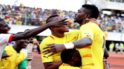 Emmanuel Adebayor congratulé par ses coéquipiers après avoir marqué contre le Gabon le but qui qualifiait le Togo pour la Can (EMILE KOUTON / AFP)