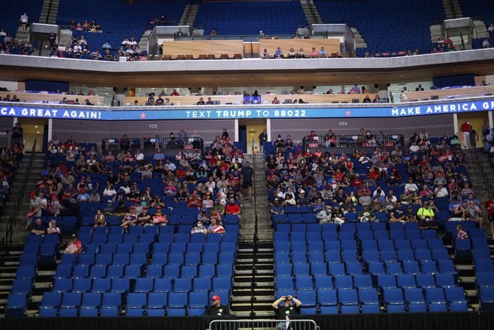 Des sièges vides lors du meeting du&nbsp;président américain Donald Trump&nbsp;à Tulsa (Oklahoma),&nbsp;le 20 juin 2020.&nbsp; (WIN MCNAMEE / GETTY IMAGES NORTH AMERICA / GETTY IMAGES VIA AFP)