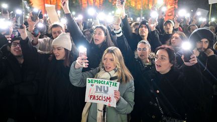 Des Roumains manifestent contre l'extrême droite à Bucarest (Roumanie), le 27 novembre 2024, après le premier tour de l'élection présidentielle. (DANIEL MIHAILESCU / AFP)