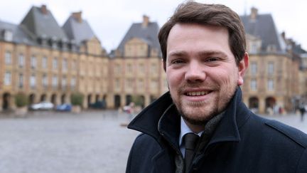 Boris Ravignon, maire LR de Charleville-Mézières,&nbsp;sur la place Ducale de la commune, le 7 février 2014. (FRANCOIS NASCIMBENI / AFP)