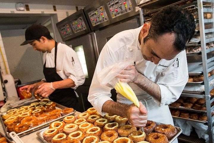 Le chef p&acirc;tissier fran&ccedil;ais Dominique Ansel pr&eacute;pare des "cronuts" dans sa boutique new-yorkaise.&nbsp; (ANDREW BURTON / GETTY IMAGES NORTH AMERICA / AFP)