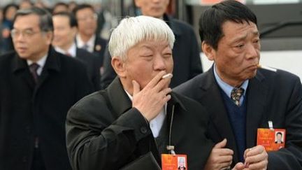 Ca, c'était hier (12e Congrès national du peuple à Pékin, le 14 mars 2013) ! A compter de 2014, les cadres du Parti communiste chinois devront montrer l'exemple et ne plus fumer en public. (AFP PHOTO / MARK RALSTON)