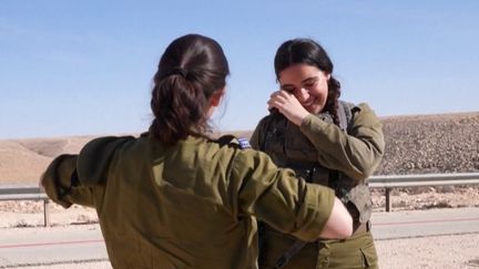 Les femmes représenteraient presque deux soldats sur dix au sein de l'armée israélienne. Certaines se sont portées volontaires pour combattre le Hamas dans la bande de Gaza. Témoignages. (FRANCEINFO)