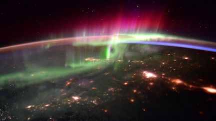 Sur cette photo, une aurore boréale au nord du Canada, le 20 janvier 2016. Elle a été prise par l'astronaute Tim Peake, à bord de la Station spatiale internationale. (REUTERS / NASA / Tim Peake)