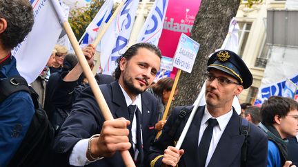 Des salari&eacute;s d'Air France manifestent devant l'Assembl&eacute;e nationale, le 22 octobre 2015, &agrave; Paris. (FRANCOIS PAULETTO / CITIZENSIDE.COM / AFP)