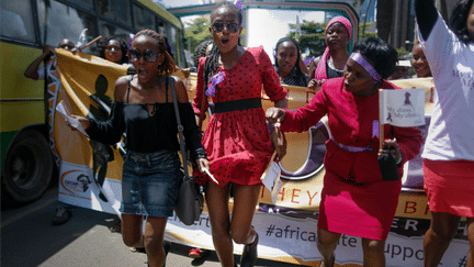 &nbsp; (Des centaines de Kenyans ont manifesté lundi à Nairobi pour le droit des femmes à s'habiller librement © Maxppp)