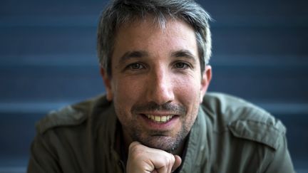 L'humoriste et chroniqueur Guillaume Meurice lors d'une séance photo à Paris en 2017 (LIONEL BONAVENTURE / AFP)