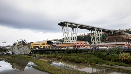 Le viaduc Morandi de Gênes (Italie), le 14 août 2018, après son effondrement. (FABIO PALLI / NURPHOTO / AFP)