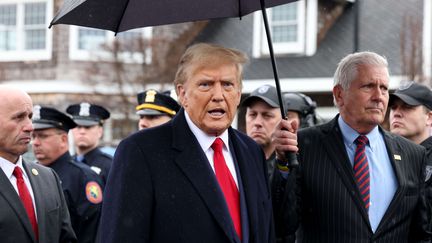 Donald Trump s'exprime face à la presse, le 28 mars 2024, après une cérémonie funéraire en hommage à un policier tué à New York. (HOO-ME.COM / MEDIAPUNCH / SHUTTERSTOCK / SIPA)