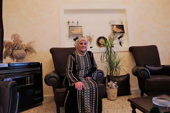 Haddla Shemaly dans son salon à El-Marj au Liban, le 30 octobre 2021. (PIERRE-LOUIS CARON / FRANCEINFO)