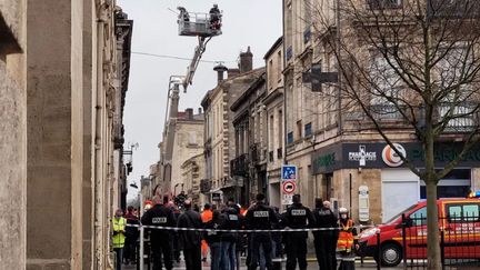 Un important dispositif a été déployé rue Borie à Bordeaux après l'explosion samedi 7 février 2021. (MARGOT TURGY / RADIO FRANCE)