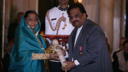 L'ancienne présidente Pratibha Patil&nbsp;et le chanteur SP Balasubrahmanyam pour les Padma Awards 2011.&nbsp; (MAIL TODAY / THE INDIA TODAY GROUP)