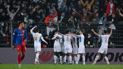 Les Marseillais célèbrent le but de Cengiz Under lors des huitièmes de finale de Ligue Europa conférence, le 17 mars 2022 à Bâle. (FABRICE COFFRINI / AFP)