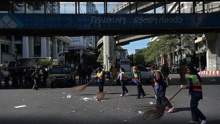 Des personnes balaient les d&eacute;bris apr&egrave;s l'attentat de lundi 17 ao&ucirc;t &agrave; Bangkok (Tha&iuml;lande), mardi 18 ao&ucirc;t 2015.&nbsp; (CHRISTOPHE ARCHAMBAULT / AFP)