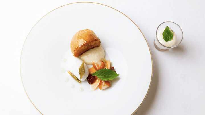 Brioche de pain perdu à l'angélique, un plat inventé par le chef Didier Clément, à Romorantin. (MARCO STRULLU / GRAND HOTEL DU LION D'OR)