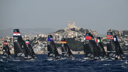 Les JO de 2024 ne se dérouleront pas seulement à Paris. Outre le football, Marseille accueillera les épreuves de voile sur son site de la Marina. Au soleil, les spectateurs pourront admirer la basilique Notre-Dame-de-la-Garde qui surplombe la ville. (CHRISTOPHE SIMON / AFP)