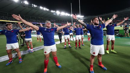 L'équipe de France de rugby célèbre sa victoire face à l'Argentine en phase de poules de la Coupe du monde, à Tokyo, le 21 septembre 2019. (BEHROUZ MEHRI / AFP)