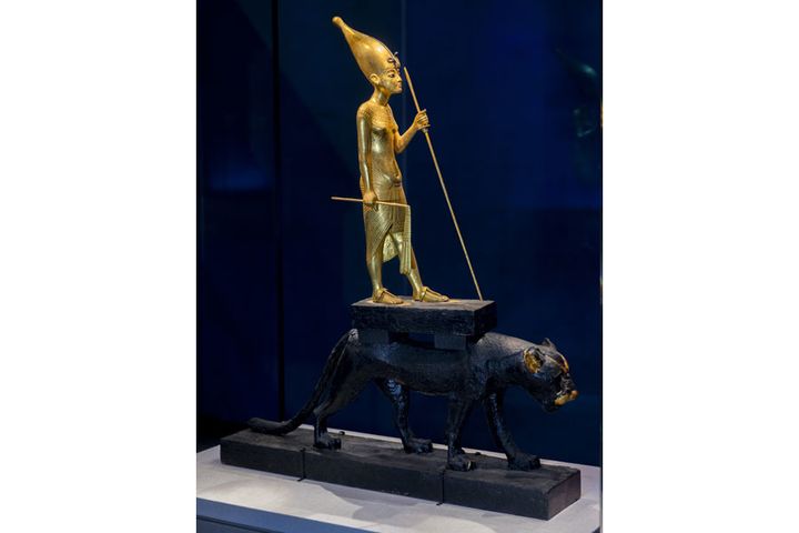 Statuette en bois doré de Toutânkhamon chevauchant une panthère noire vernie, pièce exposée à la Grande Halle de la Villette
 (photo Vincent Nageotte)