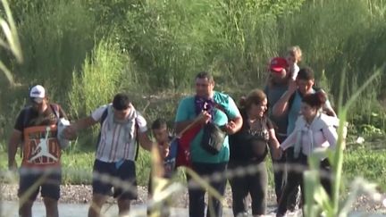 Malgré la mort de 53 nouveaux migrants sur la route des&nbsp;États-Unis, les "caravanes" rassemblant des centaines de personnes continuent d’affluer du Mexique. (franceinfo)