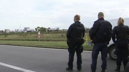 Dans la nuit du mardi 6 au mercredi 7 septembre, à Rennes&nbsp;(Ille-et-Vilaine), un contrôle de police a mal tourné.&nbsp;Lors d'une opération anti-drogue, une voiture aurait foncé sur les policiers de la BRI.&nbsp;Une femme de 22 ans a été tuée. (FRANCE 3)