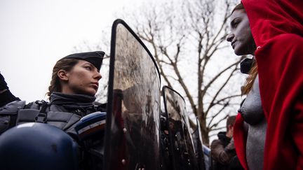 Une femme déguisée en marianne fait face une CRS, le 15 décembre 2018. (MICHELE SPATARI / NURPHOTO / AFP)