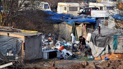 Un camp de Roms de Lille-Sud (Nord), &eacute;tabli a proximit&eacute; des voies SNCF, le 29 mars 2013. Il existe 40 campements dans la m&eacute;tropole lilloise.&nbsp; (MAXPPP)