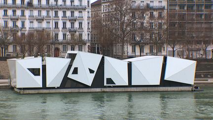 À Lyon, l'Ile O, le théâtre flottant, fête son premier anniversaire. (FRANCE 3 AURA)