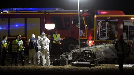 Des pompiers sur les lieux de l'accident dans lequel sont morts cinq enfants sur l'A7, près d'Albon (Drôme), le 20 juillet 2020. (OLIVIER CHASSIGNOLE / AFP)