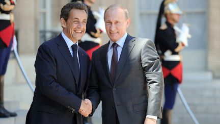 Nicolas Sarkozy et Vladimir Poutine (&agrave; dr.), le 11 juin 2010 au palais de l'Elys&eacute;e (Paris). (ERIC FEFERBERG / AFP)