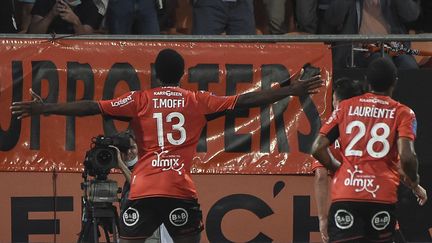 La joie de Terem Moffi&nbsp;après son ouverture du score contre l'AS Monaco, le13 août à Lorient.&nbsp; (SEBASTIEN SALOM-GOMIS / AFP)