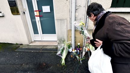 Une femme dépose un bouquet de fleur devant le cabinet où a été tué le&nbsp;docteur Patrick Rousseaux, le 2 février 2017 à&nbsp;Nogent-le-Rotrou (Eure-et-Loir).&nbsp; (MAXPPP)