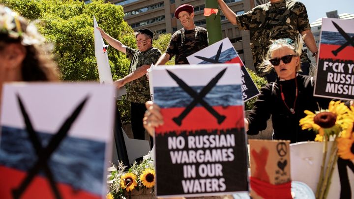 Des manifestants sud-africains dénoncent les exercices militaires de la Russie dans les eaux sud-africaines. (GIANLUIGI GUERCIA / AFP)