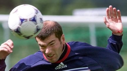 Zinedine Zidane à l'entrainement à Clairefontaine (Yvelines), le 29 juin 1998. (GABRIEL BOUYS / AFP)