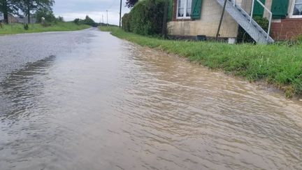 Les routes coupées, inondées, à Meslay-du-Maine. (ARTHUR BLANC / RADIO FRANCE)