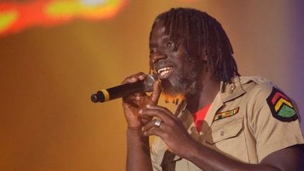 Le chanteur ivoirien Tiken Jah Fakoly a composé une chanson pour la paix au Mali. (AFP /Miguel Medina)