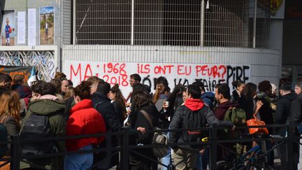 Des étudiants bloquent l'accès à&nbsp;l'université Paris 1 Tolbiac, le 29 mars 2018, pour s'opposer à loi Vidal votée le 15 février 2018.&nbsp; (ALPHACIT NEWIM / CROWDSPARK)