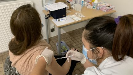 Un membre du personnel hospitalier de Mont-de-Marsan (Landes) se fait vacciner contre le Covid-19. Photo d'illustration.&nbsp; (RENAUD BIONDI-MAUGEY / FRANCE-BLEU GASCOGNE)