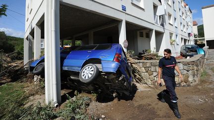 Une femme pompier inspecte les d&eacute;g&acirc;ts apr&egrave;s des inondations &agrave; Gammal (gard) le 14 septembre 2015. (SYLVAIN THOMAS / AFP)