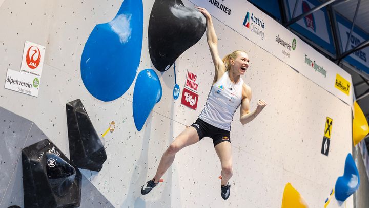 Janja Garnbret célèbre sa victoire en finale d'une manche de bloc de la Coupe du monde d'escalade, à Innsbruck (Autriche) le 15 juin 2023. (AFP)