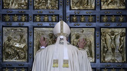 &nbsp; (Le pape François ouvre la Porte sainte de Saint-Pierre de Rome le 8 édcembre©MAXPPP)