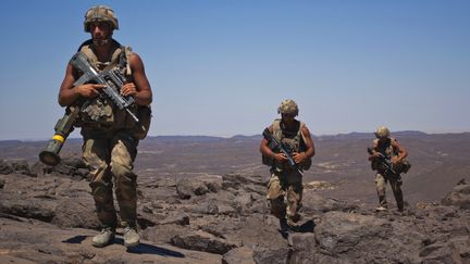 Des soldats fran&ccedil;ais patrouillent dans la vall&eacute;e du Terz &agrave; 60km de Tessalit le 20 mars 2013. (REUTERS)