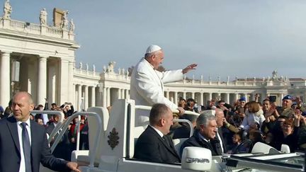 Le pape Fran&ccedil;ois s&rsquo;est engag&eacute; &agrave; r&eacute;organiser en profondeur les opaques finances du Saint-Si&egrave;ge. Un parcours sem&eacute; d'emb&ucirc;ches (L'Angle &eacute;co/France 2)