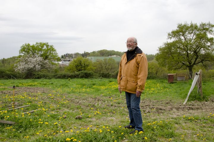 L'historien amateur Joseph Brevet devant le site de l'ancienne mine d'or de Saint-Pierre-Montlimart (Maine-et-Loire), aujourd'hui occup&eacute; par l'entreprise Eram, le 16 avril 2015. (THOMAS BAIETTO / FRANCETV INFO)