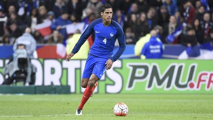 Le défenseur Raphaël Varane lors d'un match de l'équipe de France contre la Russie, au Stade de France, le 29 mars 2016. (JEAN MARIE HERVIO / AFP)